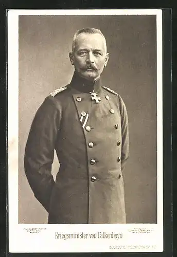 AK Heerführer Kriegsminister von Falkenhayn, stehend in Uniform und mit Orden behangen