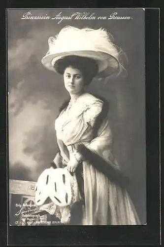 AK elegant gekleidete Prinzessin August Wilhelm mit Hut