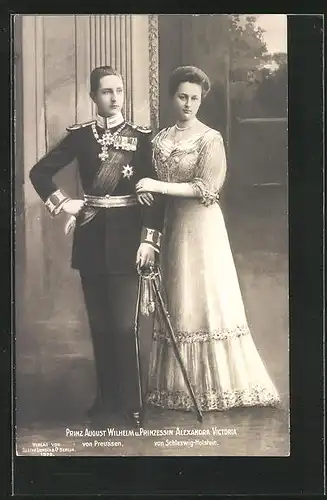 AK elegant gekleideter Prinz August Wilhelm mit Prinzessin Alexandra Victoria