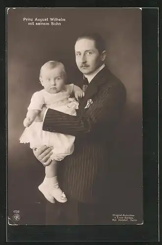 AK Prinz August Wilhelm mit seinem Sohn auf dem Arm