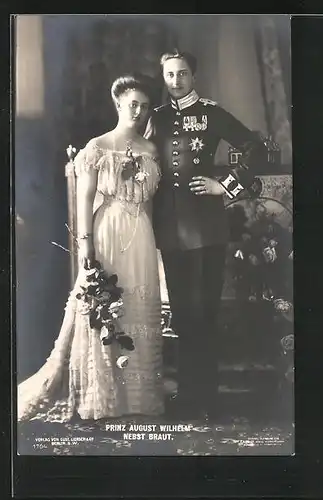 AK Prinz August Wilhelm von Preussen in Uniform mit Abzeichen und Orden nebst Braut
