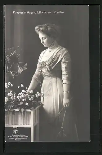 AK elegant gekleidete Prinzessin August Wilhelm steht an einem Blumenkasten