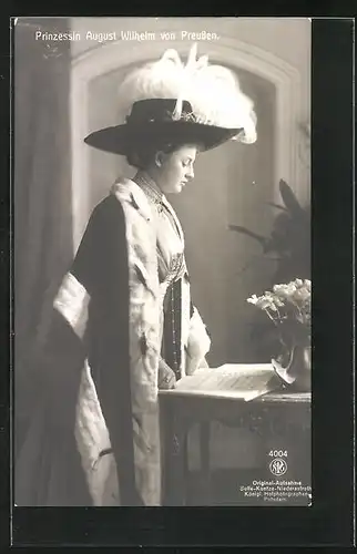 AK Prinzessin August Wilhelm elegant gekleidet an einem Tisch stehend