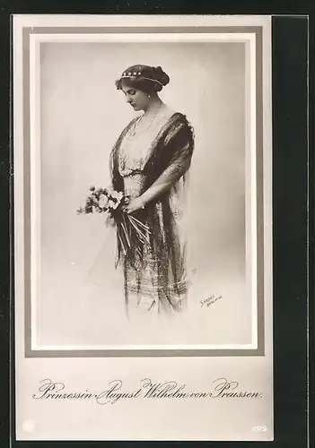 AK Prinzessin August Wilhelm bildschön mit einem Blumenstrauss in der Hand