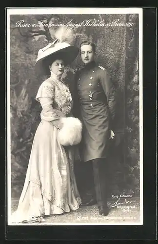 AK Prinz und Prinzessin August Wilhelm in Uniform und elegantem Kleid