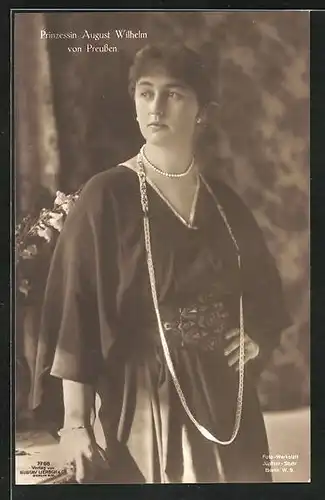 AK elegant gekleidete Prinzessin August Wilhelm