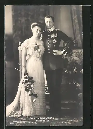 AK Prinz und Prinzessin August Wilhelm in Uniform und elegantem Kleid