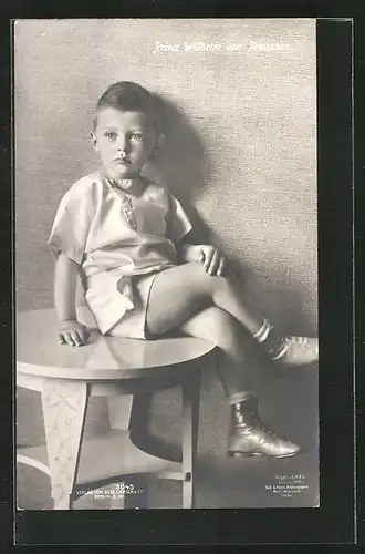 AK Prinz Wilhelm als Bube elegant auf einem Tisch sitzend