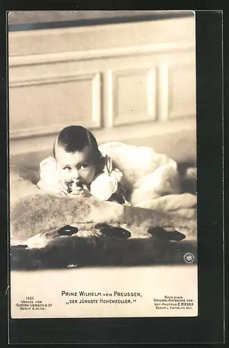 AK Baby Prinz Wilhelm liegt auf einem Fell
