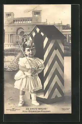 AK Prinz Wilhelm als frecher Bube mit Pickelhaube im Kleidchen, die erste Wacht