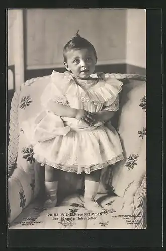 AK niedlicher Prinz Wilhelm als Bube im Kleid auf einem Sessel stehend