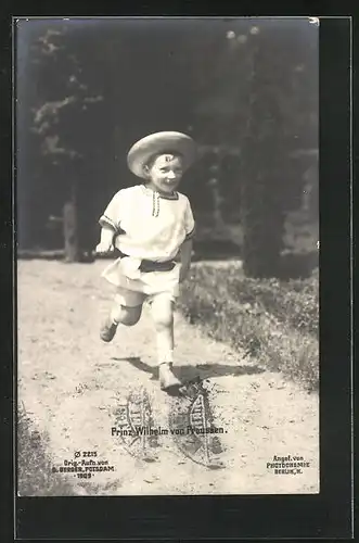 AK lachender Prinz Wilhelm amüsiert sich beim Rennen auf einem Waldweg
