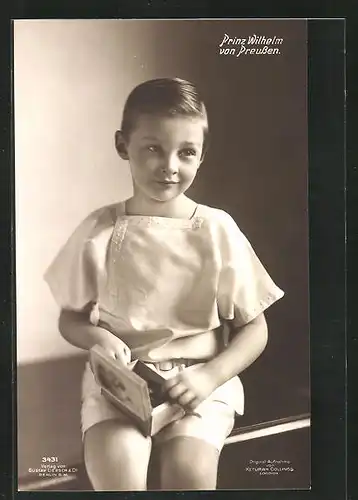 AK Portrait niedlicher Prinz Wilhelm mit einer Schachtel in den Händen