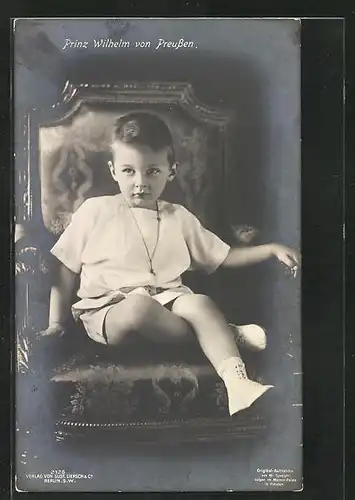 AK niedlicher Prinz Wilhelm auf einem Stuhl sitzend