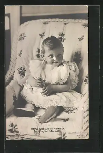 AK Prinz Wilhelm mit frechem Lächeln im weissen Festkleid