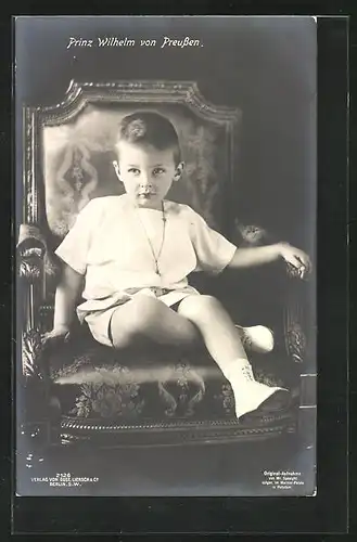 AK frech blickender Prinz Wilhelm auf einem Stuhl sitzend