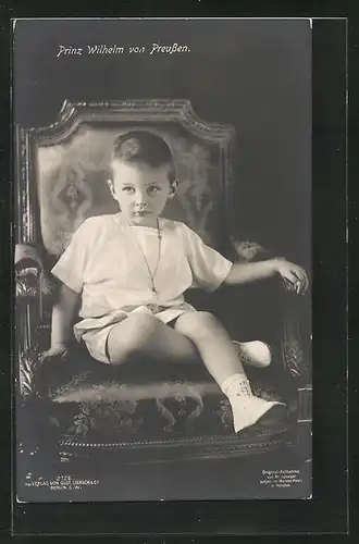 AK niedlicher Prinz Wilhelm als Bube auf einem Stuhl sitzend