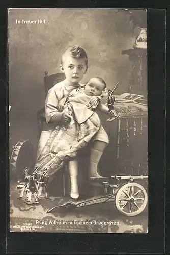 AK In treuer Hut, Prinz Wilhelm mit seinem Brüderchen im Arm
