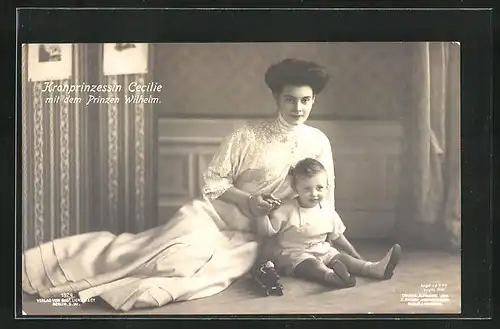 AK Kronprinzessin Cecilie mit Prinzen Wilhelm auf dem Boden spielend