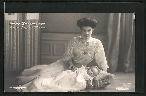 AK Kronprinzessin Cecilie mit ihrem jüngsten Söhnchen auf dem Boden