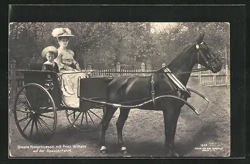 AK Kronprinzessin Cecilie mit Prinz Wilhelm auf einer Spazierfahrt in der Pferdekutsche