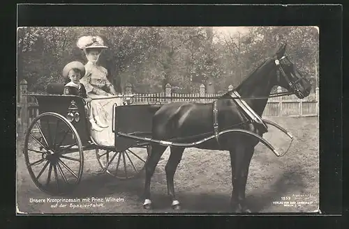 AK Kronprinzessin Cecilie mit Prinz Wilhelm auf einer Spazierfahrt