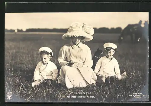 AK Kronprinzessin Cecilie sitzt mit ihren beiden Söhnen auf einer Wiese