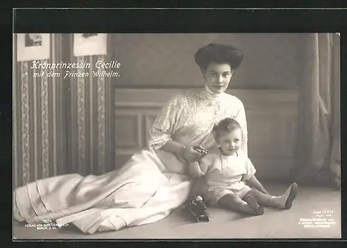 AK Kronprinzessin Cecilie spielt mit dem Prinzen Wilhelm auf dem Boden