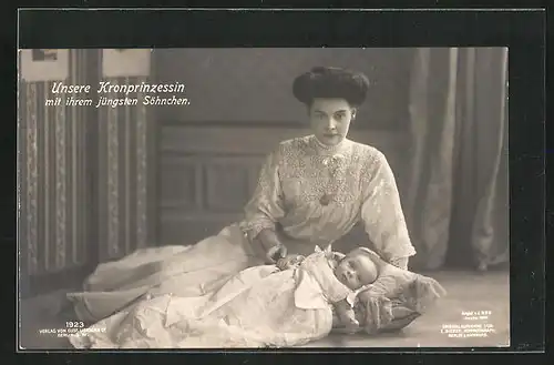AK Kronprinzessin Cecilie mit ihrem jüngsten Sohn auf dem Boden