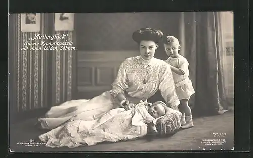 AK Kronprinzessin Cecilie mit ihren beiden Söhnen auf dem Boden