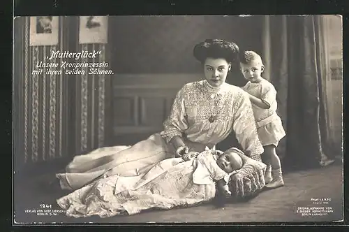 AK Kronprinzessin Cecilie mit beiden Söhnen auf dem Boden