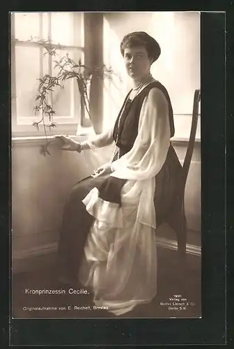 AK Kronprinzessin Cecilie sitzt vor dem Fenster