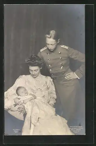 AK Das Kronprinzenpaar mit ihrem Sohn