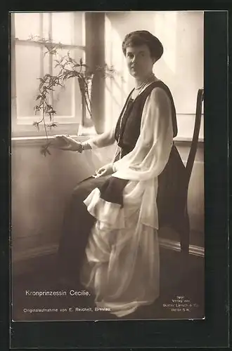 AK Kronprinzessin Cecilie posiert vor dem Fenster