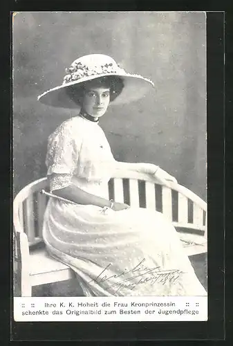 AK Kronprinzessin Cecilie sitzt auf einer Bank in weissem Anzug