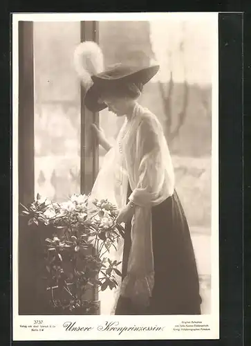 AK Kronprinzessin Cecilie von Preussen mit schönen Blumen