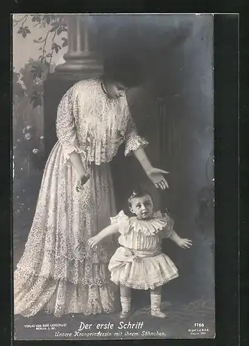 AK Kronprinzessin Cecilie mit ihrem Söhnchen, Der erste Schritt