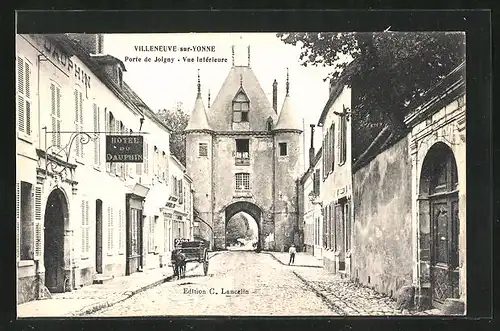 AK Villeneuve-sur-Yonne, Porte de Joigny, Vue intérieure, Hotel Dauphin