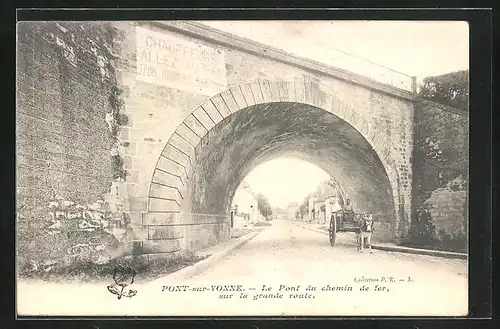 AK Pont-sur-Yonne, le Pont du chemin de fer, sur la grande route