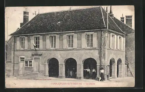 AK Coulanges-la-Vineuse, la Halle