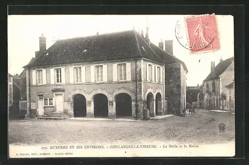 AK Coulanges-la-Vineuse, la Halle et la Mairie
