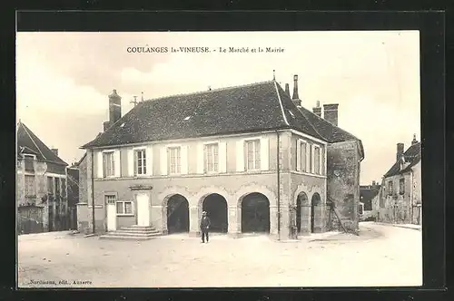 AK Coulanges-la-Vineuse, le Marché et la Mairie