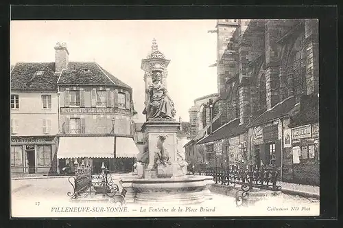 AK Villeneuve-sur-Yonne, la Fontaine de la Place Briard