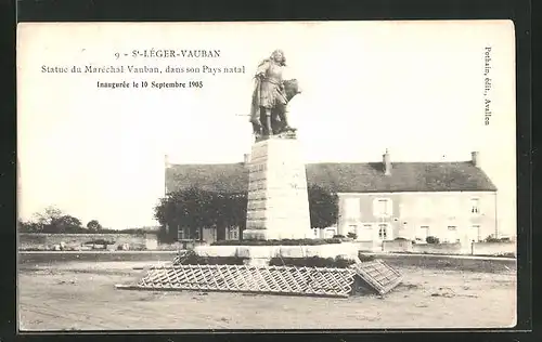 AK Saint-Léger-Vauban, Statue du Maréchal Vauban, dans son Pays natal