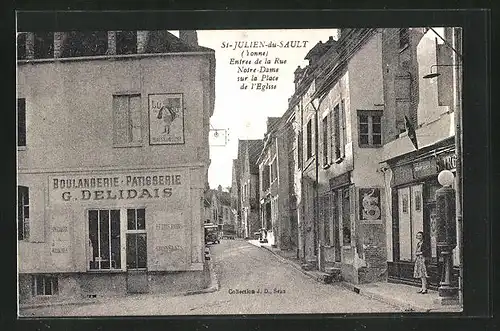 AK Saint-Julien-du-Sault, Entree de la Rue Notre-Dame sur la Place de l'Eglise, Boulangerie G. Delidais