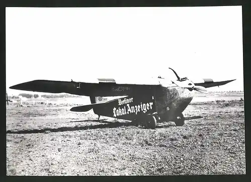 Fotografie Flugzeug mit Reklame-Aufschrift Berliner Lokal Anzeiger
