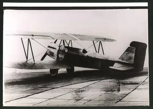 Fotografie Flugzeug Doppeldecker auf einem Flughafen Rollfeld