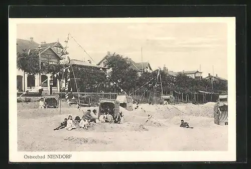 AK Niendorf, Badeszene am Strand, vor den Strandhäusern