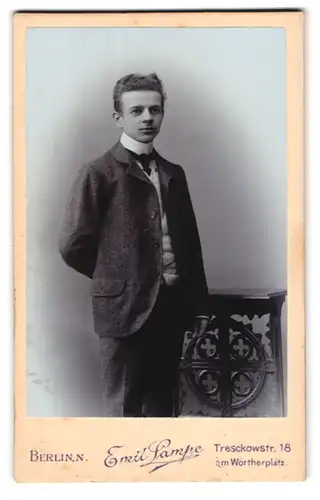 Fotografie Emil Lampe, Berlin, Tresckowstr. 18, Portrait niedlicher Bube im eleganten Anzug