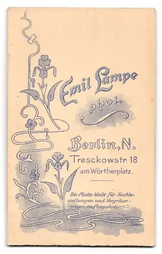 Fotografie Emil Lampe, Berlin, Tresckowstr. 18, Portrait niedlicher Bube im eleganten Anzug